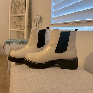 Madden Girl 
Cream 
Woman Size 7